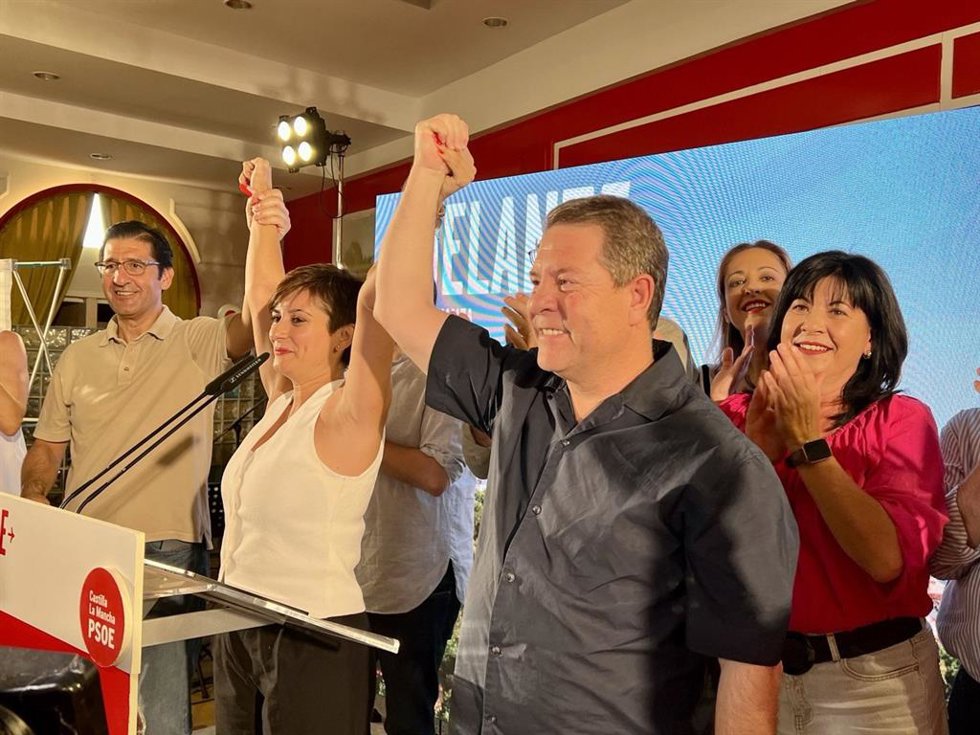 La ministra de Política Territorial, Portavoz del Gobierno de España, y cabeza de lista al Congreso por la provincia de Ciudad Real, Isabel Rodríguez, y el presidente regional, Emilano García-Page.