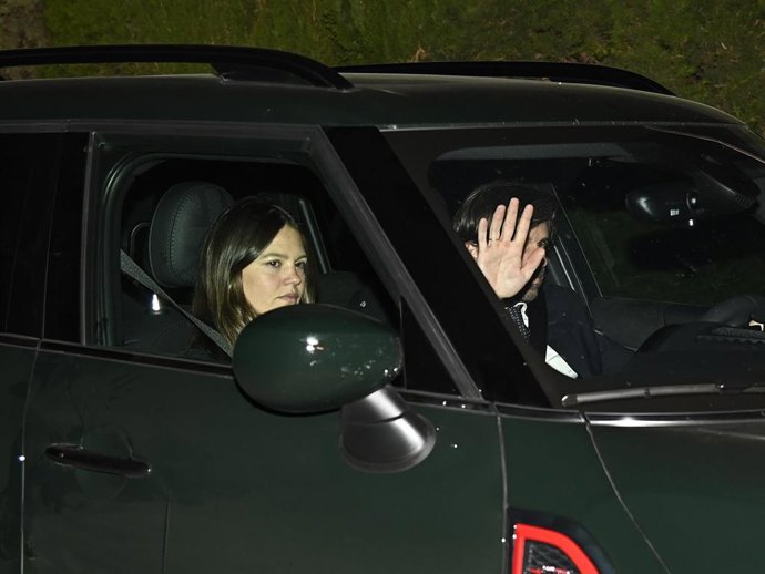 ISABELLE JUNOT Y ÁLVARO FALCÓ ABANDONAN EL TANATORIO TRAS DESPEDIR A MARTA CHÁVARRI