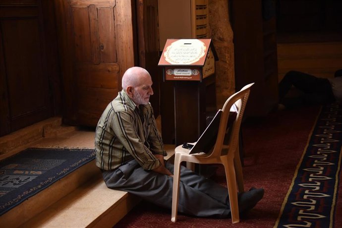 Archivo - Un hombre lee el Corán en Líbano 