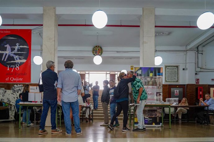 Archivo - Ciudadanos ejerciendo el derecho al voto  en un colegio electoral, a 28 de mayo de 2023, en Sevilla, (Andalucía, España). (Foto de archivo).
