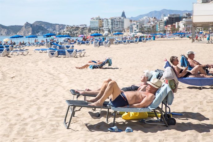 Archivo - Numerosas personas toman el sol en la playa de Poniente, a 11 de marzo de 2023, en Benidorm, Alicante, Comunidad Valenciana (España).  