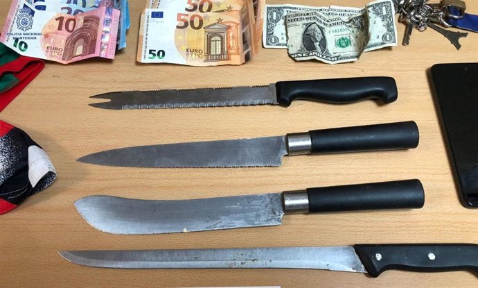 La Policía Nacional detiene a dos jóvenes por dar una paliza y apuñalar a un hombre para robarle.