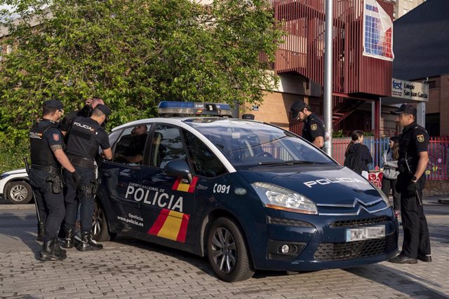Archivo - Varios agentes de la Policía Nacional llevan detenido a un hombre que estaba protestando en las inmediaciones del último acto de campaña de VOX en Aluche, a 26 de mayo de 2023, en Madrid (España). El acto se celebra de cara a las próximas elecci