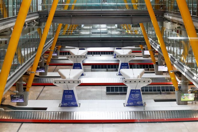 Archivo - Vista general de las cintas de llegadas en la terminal 4 del Aeropuerto de Madrid-Barajas Adolfo Suárez.