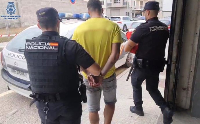 Detienen a un hombre por hacerse pasar por policía y propinar una paliza a un hombre para robarle.