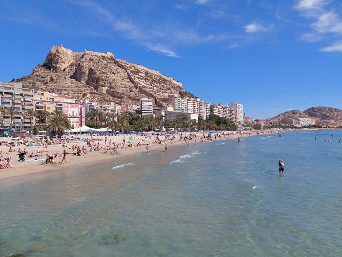 Archivo - Vista de la playa del Postiguet de Alicante desde el espigón.
