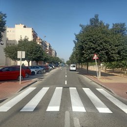 El Proyecto Recupera incrementa la seguridad vial en Santiago el Mayor con el repintado de las marcas viales