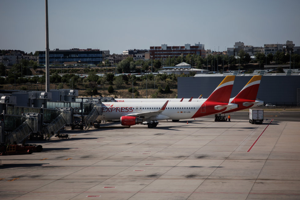 Dos aviones de Iberia en la pista de la terminal T4 del aeropuerto Adolfo Suárez-Madrid Barajas, a 30 de junio de 2023, en Madrid (España).