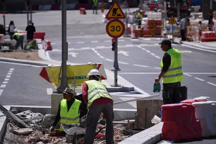 Archivo - Varios obreros trabajan en una obra, a 10 de mayo de 2023, en Madrid