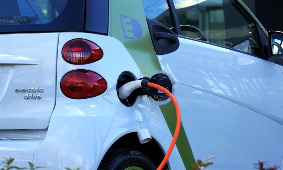 Archivo - Punto de recarga de vehículo eléctrico.