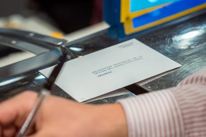 Archivo - Un sobre de la delegación provincial de la Oficina del censo electoral tras la solicitación del voto por correo.