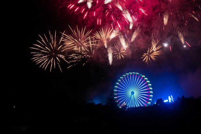 Archivo - Vista de fuegos artificiales durante los Fuegos del Apóstol en las Fiestas del Apóstol Santiago 2022, a 24 de julio de 2022, en Santiago de Compostela, A Coruña, Galicia.