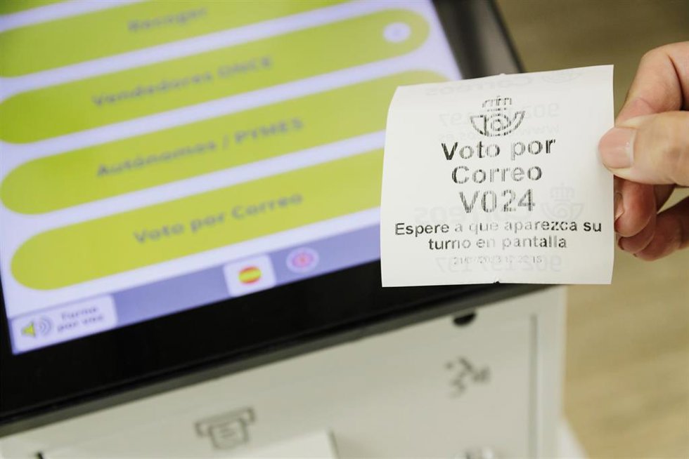 Un ticket de turno de voto por correo en la oficina de Correos de la calle Conde de Peñalver, a 21 de julio de 2023, en Madrid (España). La Junta Electoral Central (JEC) ha autorizado a la empresa pública Correos a prolongar hasta las 14.00 del mediodía