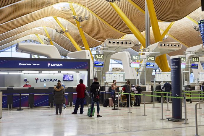 Archivo - Interior de la terminal T4 del Aeropuerto Adolfo Suárez Madrid-Barajas el mismo día en que se restringen los vuelos procedentes de Brasil y Sudáfrica, en Madrid, (España), a 3 de febrero de 2021. Esta restricción, impuesta por el Gobierno de E