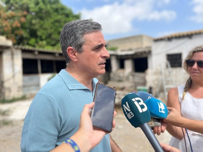 El candidato al Congreso, Marí Bosó, en declaraciones a la prensa en Ibiza