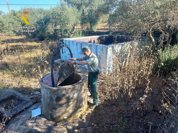 Un guardia civil busca en un pozo al hombre desaparecido en Plasenzuela