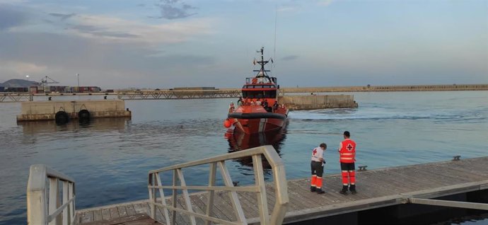Rescatan a 15 personas, dos de ellas menores, en una patera frente a la costa de Alicante