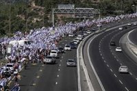 Decenas de miles de israelíes marchan sobre la Knesset en un último intento de parar la reforma judicial