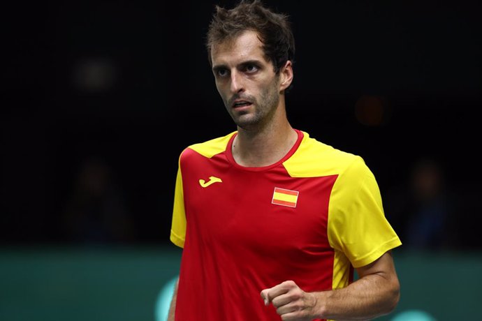 Archivo - Albert Ramos of Spain in action against Laslo Djere of Serbia during the the Davis Cup by Rakuten 2022, Finals Group B, tennis match 1 played between Spain and Serbia at Fuente de San Luis pavilion on September 14, 2022, in Valencia, Spain.