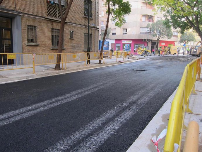 Archivo - Calle en obras, asfaltado.