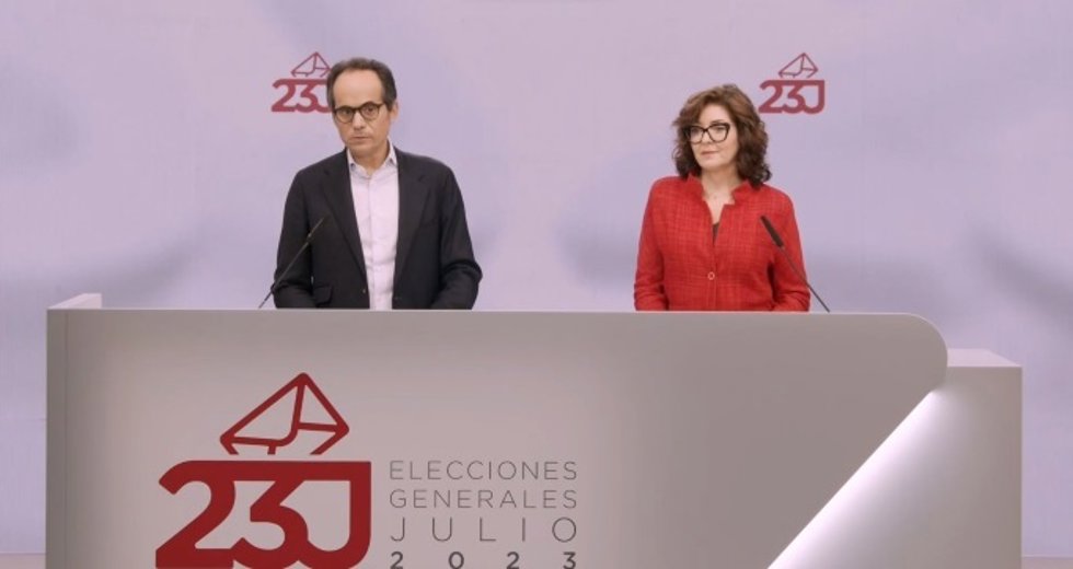 El secretario de Estado de Comunicación, Francesc Valls, y la subsecretaria del Ministerio del Interior, Isabel Goicoechea, durante la rueda de prensa de este sábado en el Centro Nacional de Datos