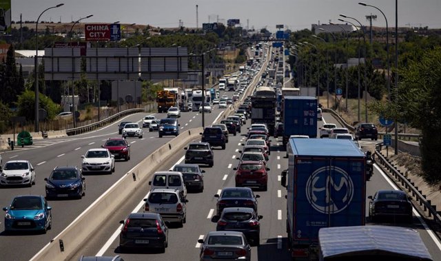 Archivo - Atascos en el Km 17 de la A4