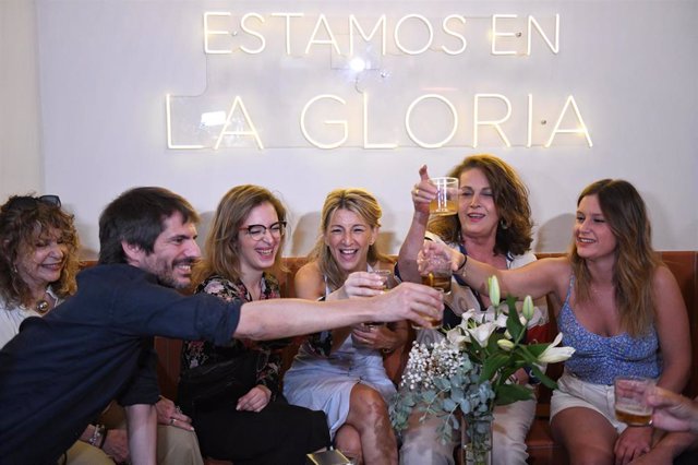 L candidata de Sumar a la Presidencia del Gobierno, Yolanda Díaz acude a tomar un vermut al Bar La Gloria junto con otros miembros de Sumar, a 22 de julio de 2023, en Madrid (España). 