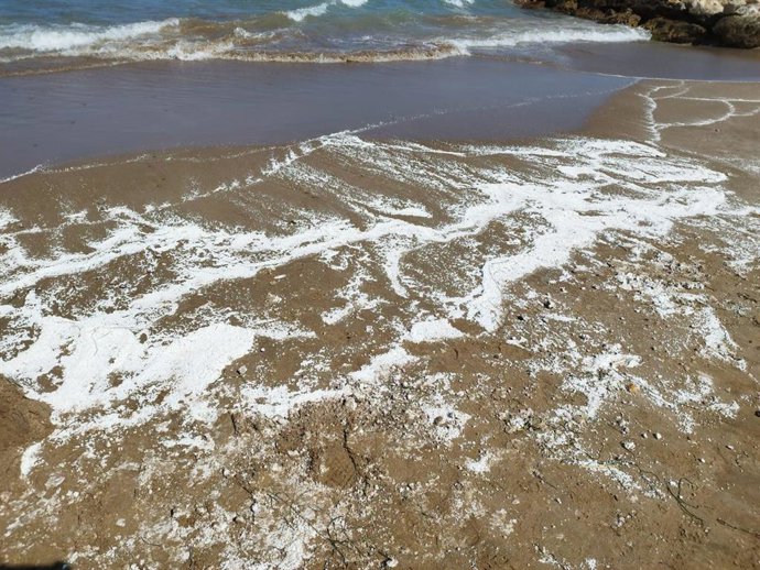 Cerradas temporalmente cuatro playas de El Puig tras detectar una sustancia blanca granulosa en las aguas
