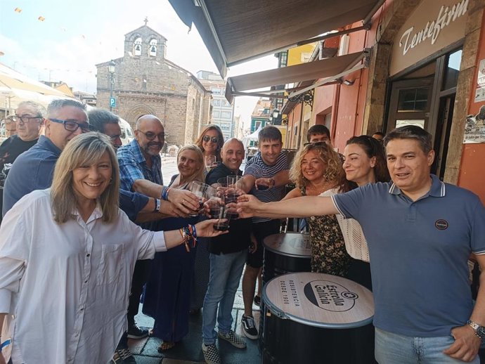 Esther Llamazares (PP) pasa la jornada de reflexión en Avilés con compañeros y amigos