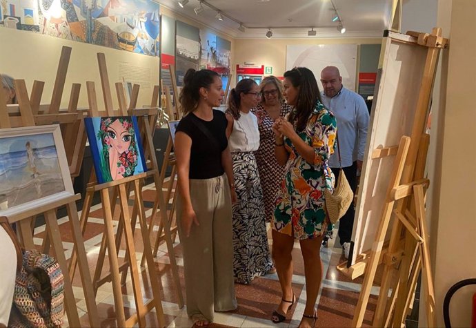 El Museo Aeronáutico del Aeropuerto César Manrique-Lanzarote exhibe hasta el próximo 31 de agosto la exposición de 'Fin de Curso de Dibujo y Pintura', realizada por los alumnos y las alumnas del curso de Arte y Pintura de San Bartolomé