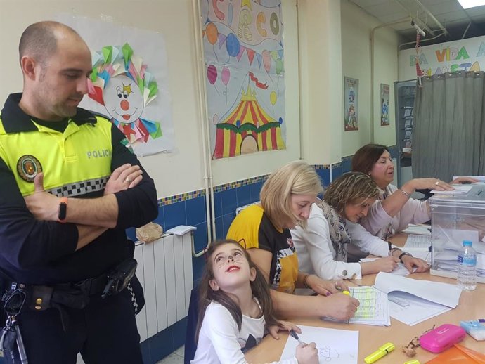 Policía en mesa electoral.