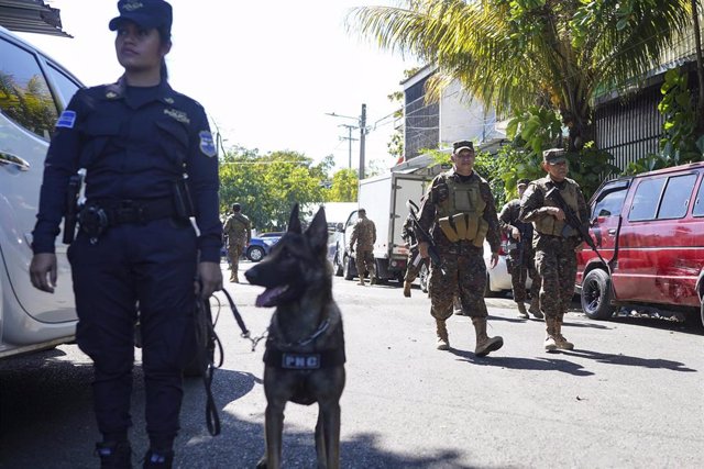 Archivo - Militares de patrulla en El Salvador