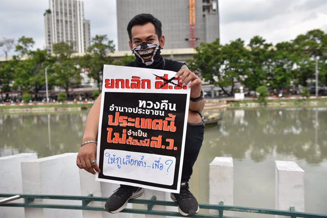 July 21, 2023, Bangkok, Thailand: a man supporting Move Forward Party, showing a message board, resenting some Senate members for not voting for Pita Limjaroenrat The Move Forward party leader and prime ministerial candidate,, at a protest rally at Kasets