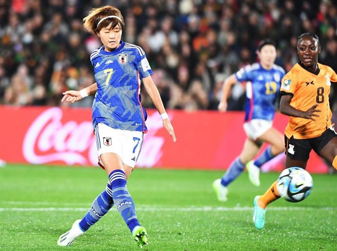 Hinata Miyazawa marca un gol con la selección de Japón.