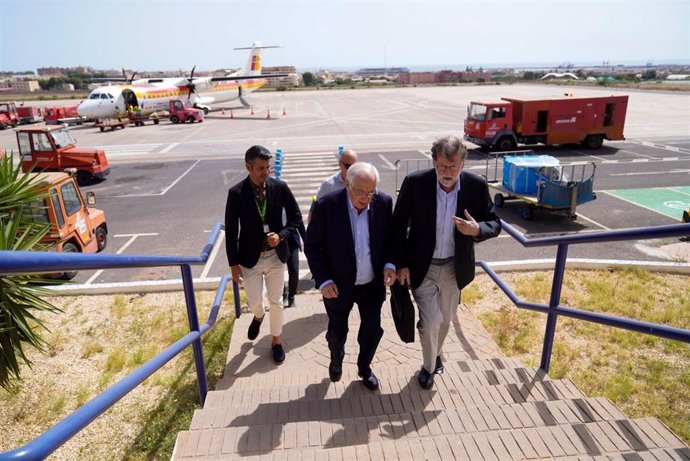 Imbroda en el aeropuerto de Melilla al recibir al ex presidente del Gobierno Mariano Rajoy en la visita que giró a la ciudad en campaña.