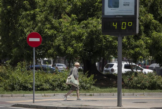Archivo - Termómetro de calle marcando 40 grados