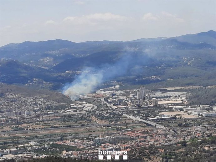 Bombers treballa en un incendi forestal a Sant Vicen dels Horts (Barcelona) amb 24 dotacions