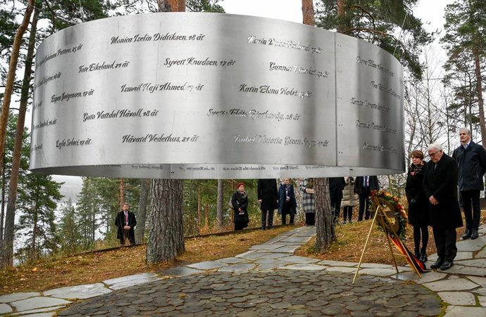 Archivo - 05 November 2021, Norway, Utoya: German President Frank-Walter Steinmeier (R) and his wife Elke Buedenbender attend a wreath laying ceremony at the memorial on the Utoya island. At the summer camp of Norway's social democratic Arbeiderpartiet,