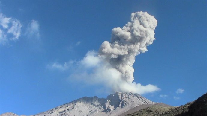 Archivo - Volcán Ubinas, en Perú