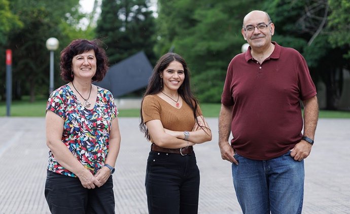 De izda. A dcha., Blanca Burusko, presidenta de la asociación AFADENA, la egresada Zahra Ballouk y el tutor del trabajo, Javier Monzón.