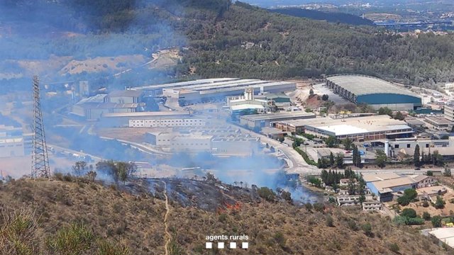 Controlat l'incendi forestal a Sant Vicenç dels Horts (Barcelona)