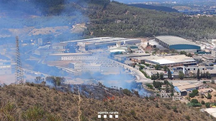 Controlat l'incendi forestal a Sant Vicen dels Horts (Barcelona)