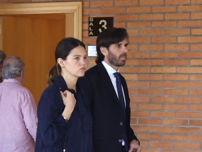 Isabelle Junot y Álvaro Falcó en el tanatorio.