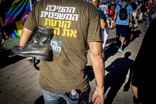 Reservista militar durante una protesta contra la reforma judicial en Tel Aviv, Israel