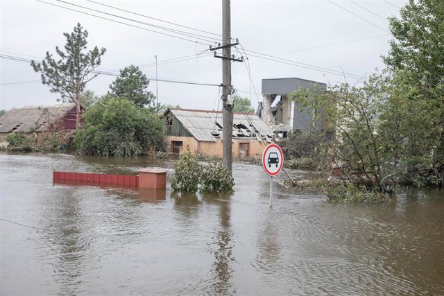 Archivo - Inundaciones causadas por la destrucción de la presa de Kajovka en Ucrania