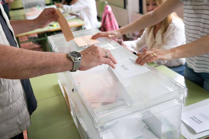 Archivo - Un ciudadano deposita su voto en una urna electoral