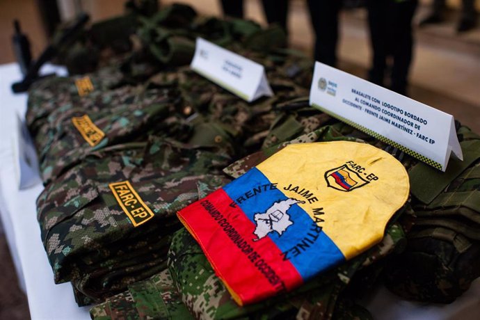 Archivo - Uniformes de miembros de las disidencias de las FARC