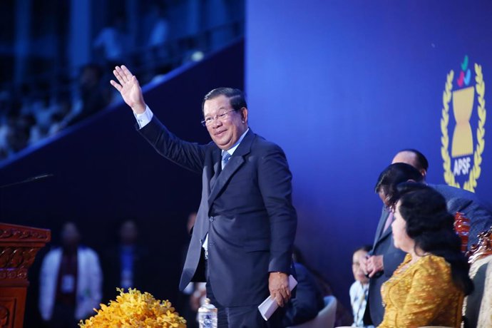 Archivo - PHNOM PENH, June 4, 2023  -- Cambodian Prime Minister Samdech Techo Hun Sen (1st L) attends the opening ceremony of the 12th ASEAN Para Games at the Morodok Techo National Stadium in Phnom Penh, Cambodia on June 3, 2023. The 12th ASEAN Para Ga