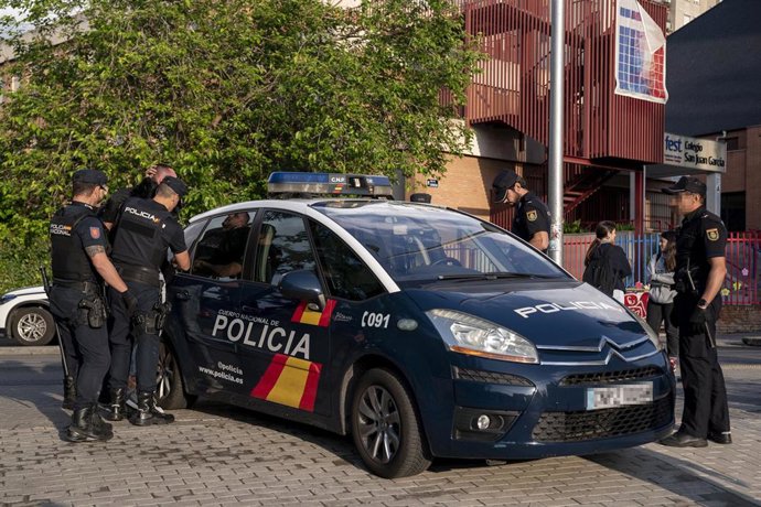 Archivo - Varios agentes de la Policía Nacional llevan detenido a un hombre que estaba protestando en las inmediaciones del último acto de campaña de VOX en Aluche, a 26 de mayo de 2023, en Madrid (España). El acto se celebra de cara a las próximas elec