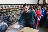 Pedro Sánchez, con "buenas vibraciones" tras acudir a votar: "Es un momento muy importante para España"